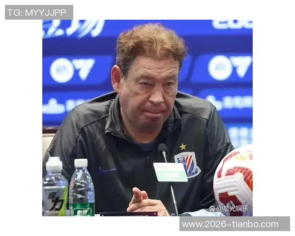 申花主帅斯卢茨基现场观战德约科维奇比赛享受偷闲时光